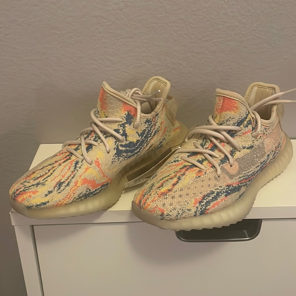 Size 5 Yeezy Tennis Shoe